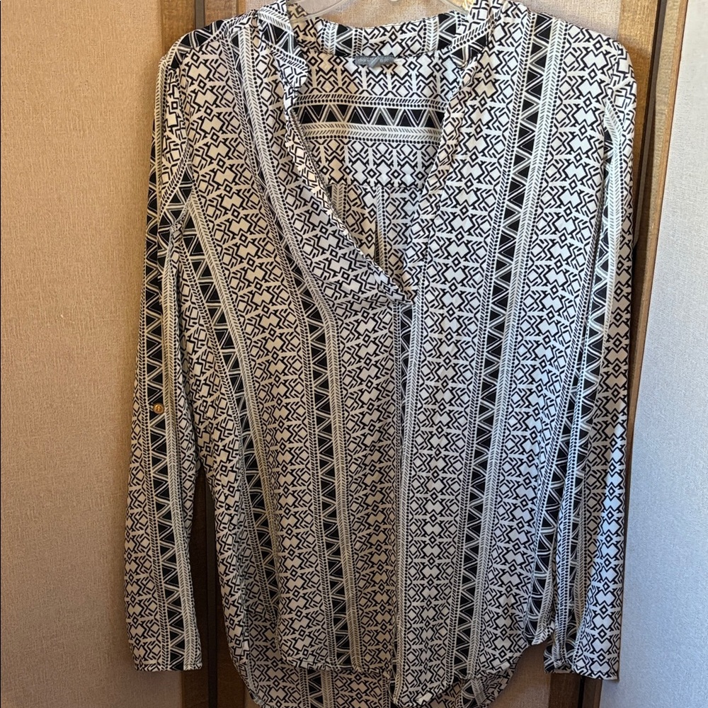FINAL MARKDOWN Charlotte Russe Geometric Black and White Blouse med